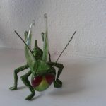 krekel van sculptureblock glas en metaal