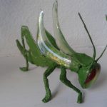 Krekel van glas, sculpture block en metaal .