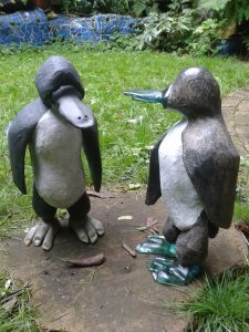 Pinguïns  van sculptureblok, paverpol, glas of speksteen