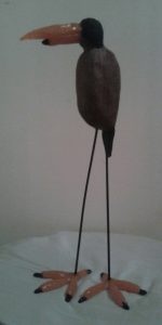 toekan  van geolied hout, glas en paverpol  € 95,-
